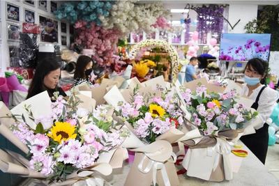 三八節(jié)花市探訪 玫瑰康乃馨價格創(chuàng)新高，DIY插花引領消費新潮流